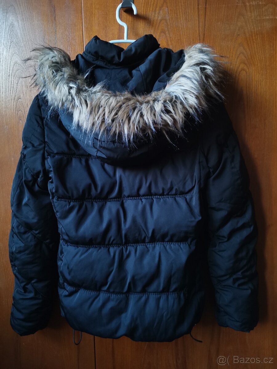 Černá teplá zimní bunda Bershka s kapucí - 5