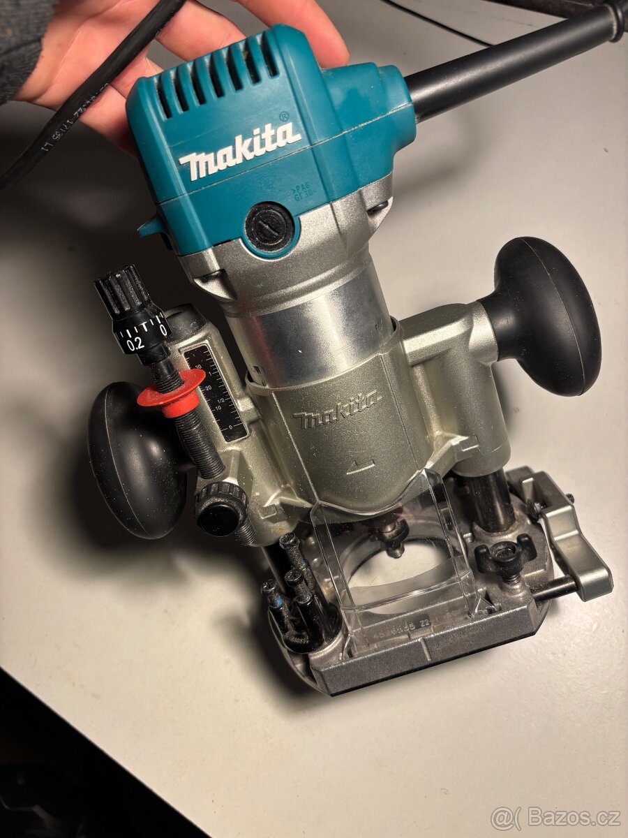 Kombinovaná frézka Makita RT0702CX2J s příslušenstvím 710W - 5
