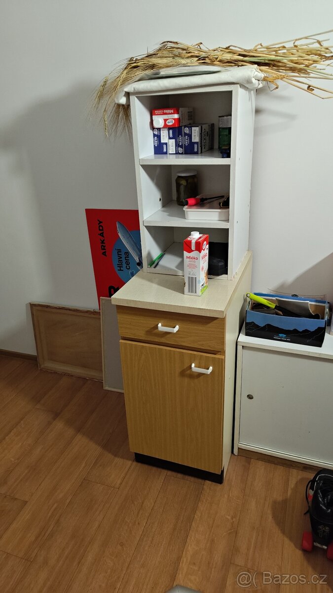 Botník, skříňky, starší obrazy - 5