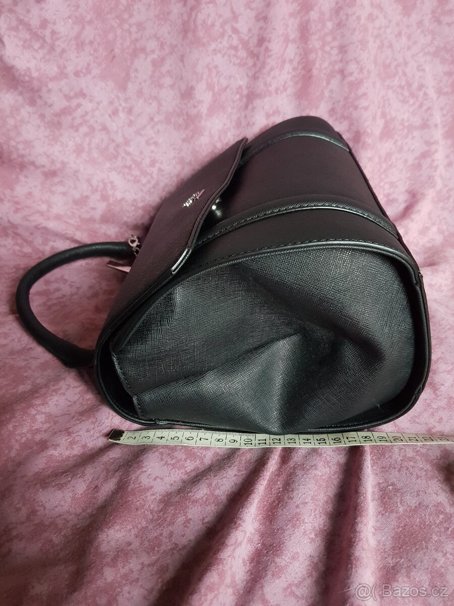 Guess černá kabelka-kufřík 15x25x21cm - 5