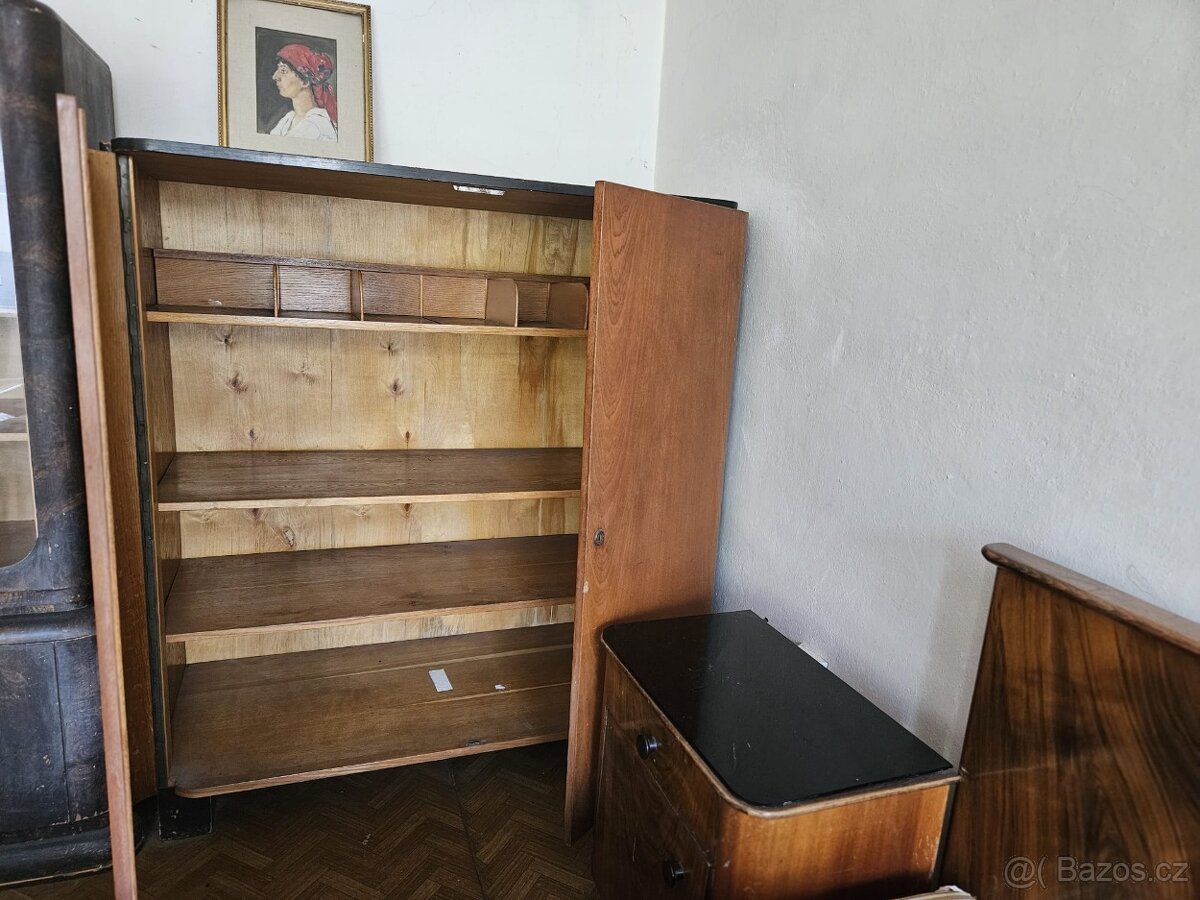 Různé skříně, postel, křesla, atd. - 5
