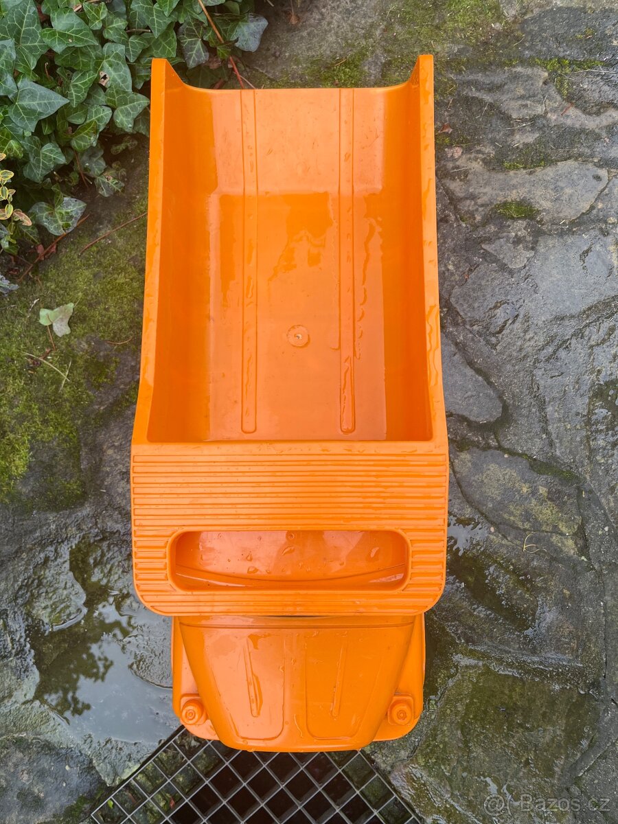 Oranžové auto tatra - 5