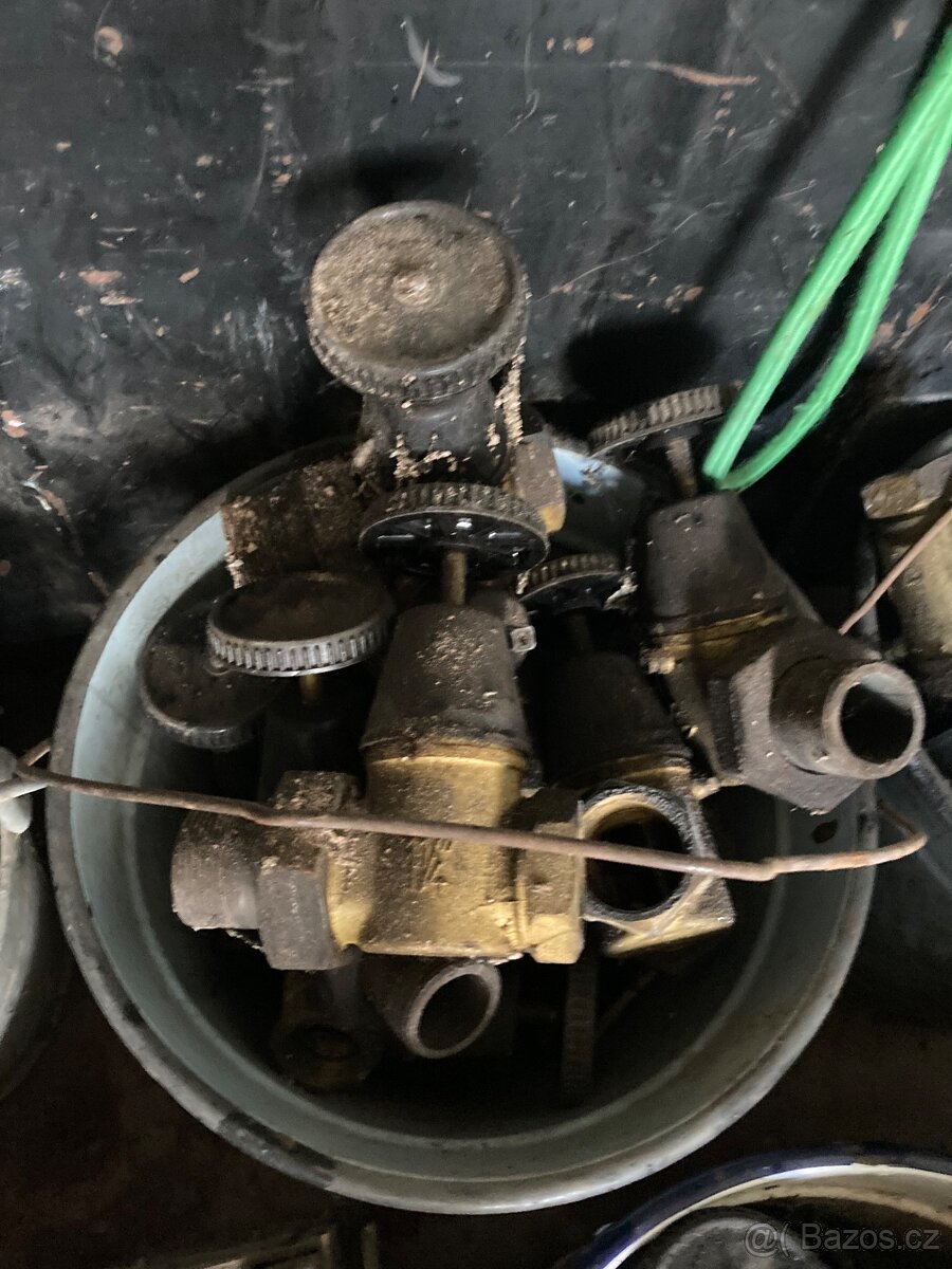 MOSAZNÉ KOHOUTY A MĚDĚNÁ KOLÍNKA - 5