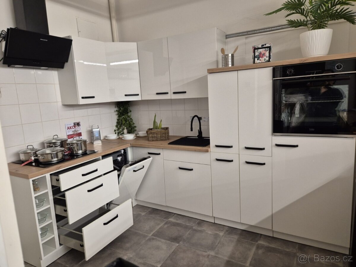 Moderní nepoužitá kuchyně LARA bílá - 5
