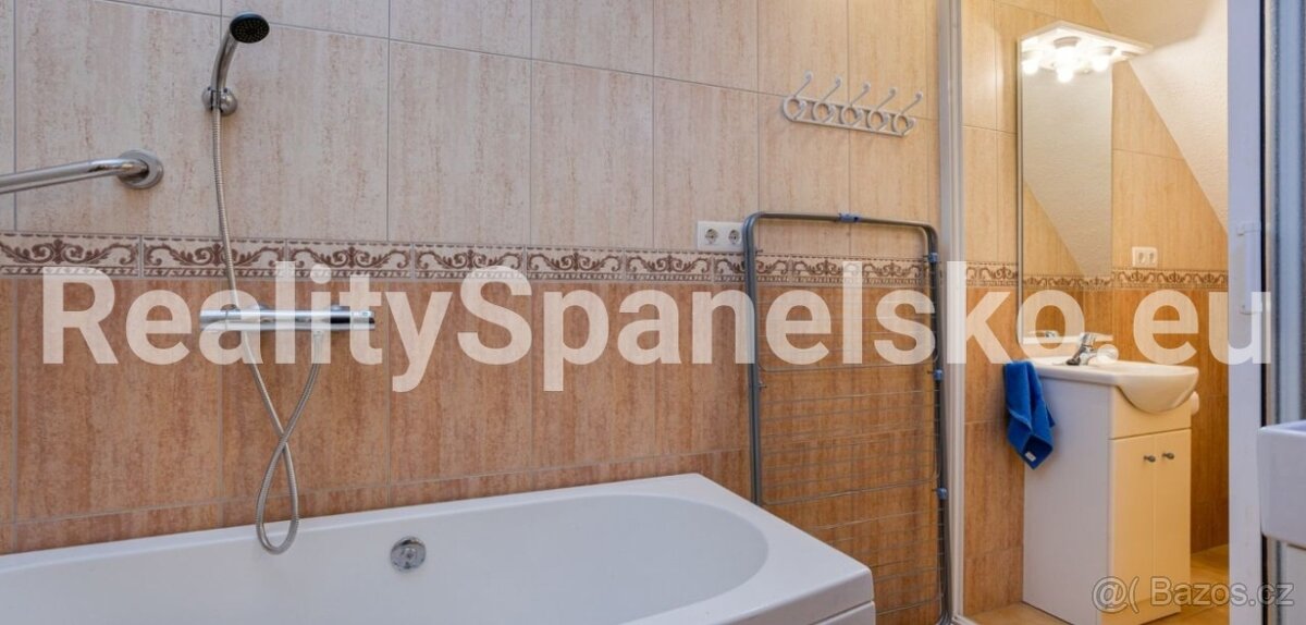Prostorný řadový dům v klidné lokalitě u Růžového jezera - 5
