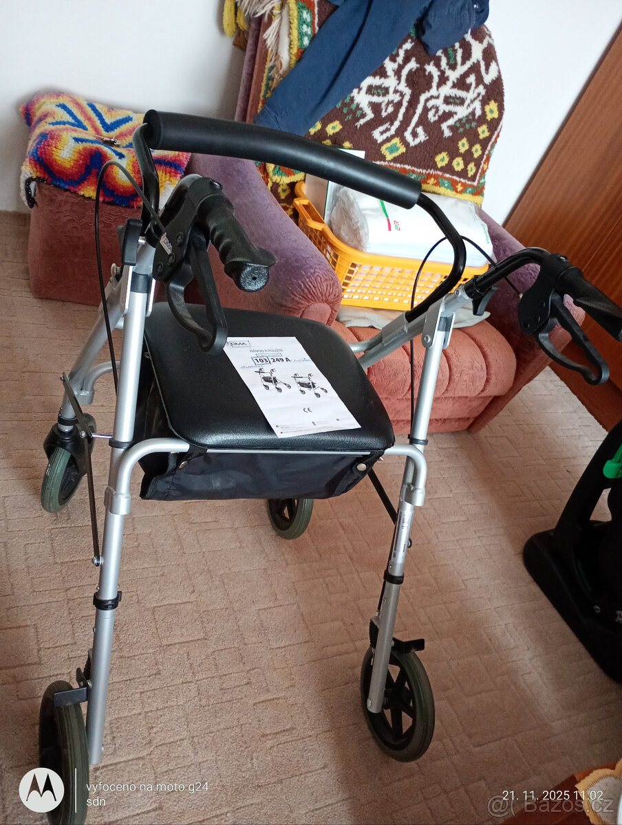 chodítko se sedátkem a úložným prostorem - 5