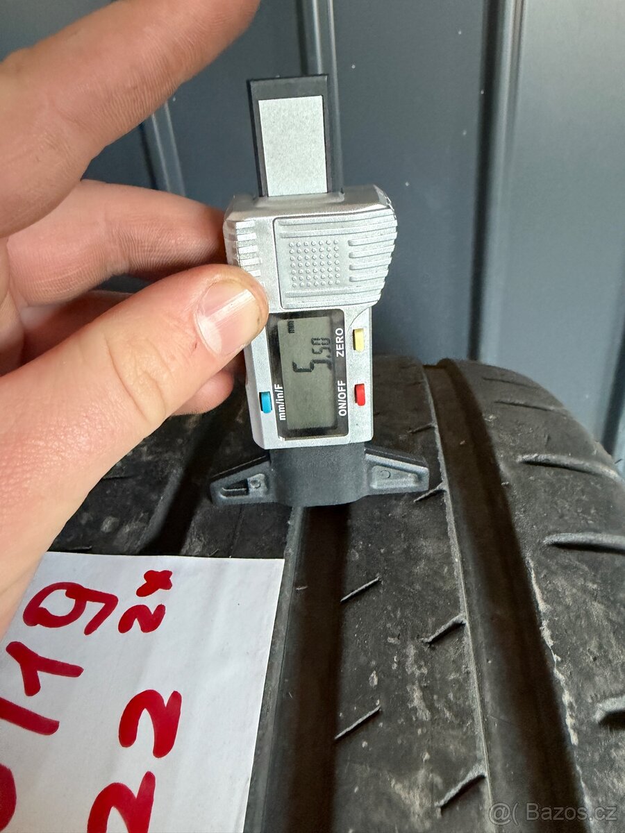 Prodám 235/40/19 letni - 5