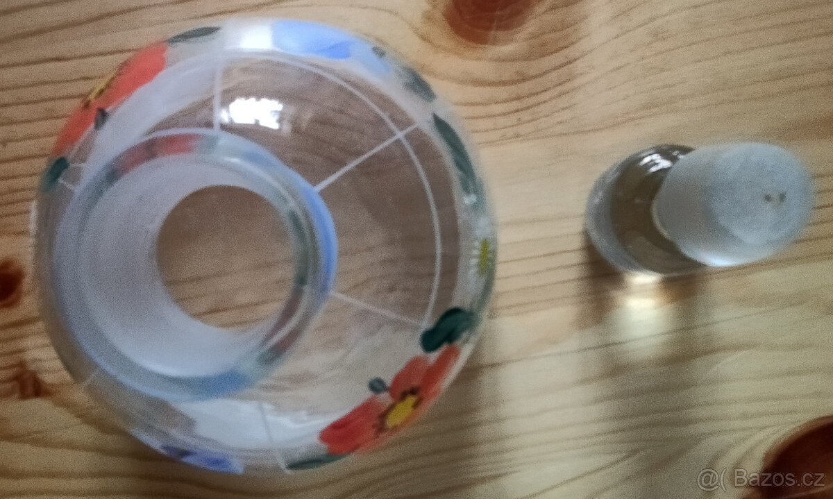 Menší slekleněná karafa s květy - 5