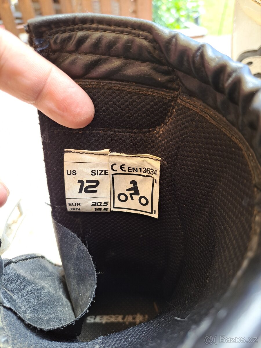 Přilba, boty , chrániče - 5