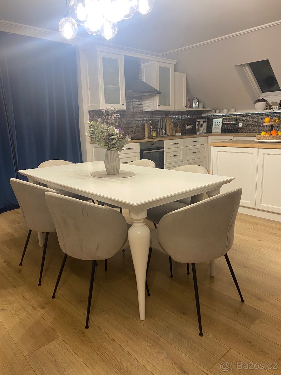 Jídelní bílý stůl - 5