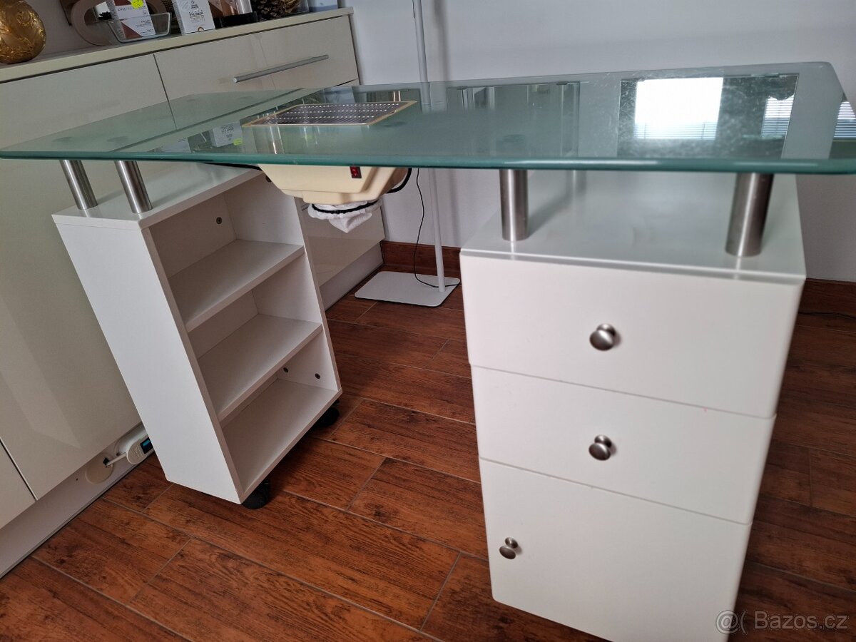 Manikúrní stůl - 5