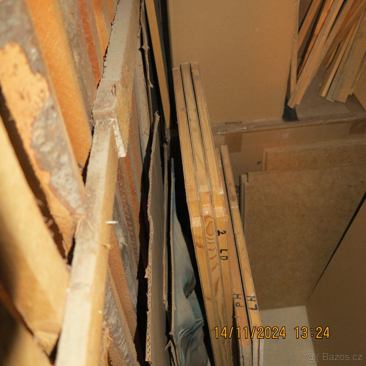 Rozebranou panelákovou vestavnou skřín - 5