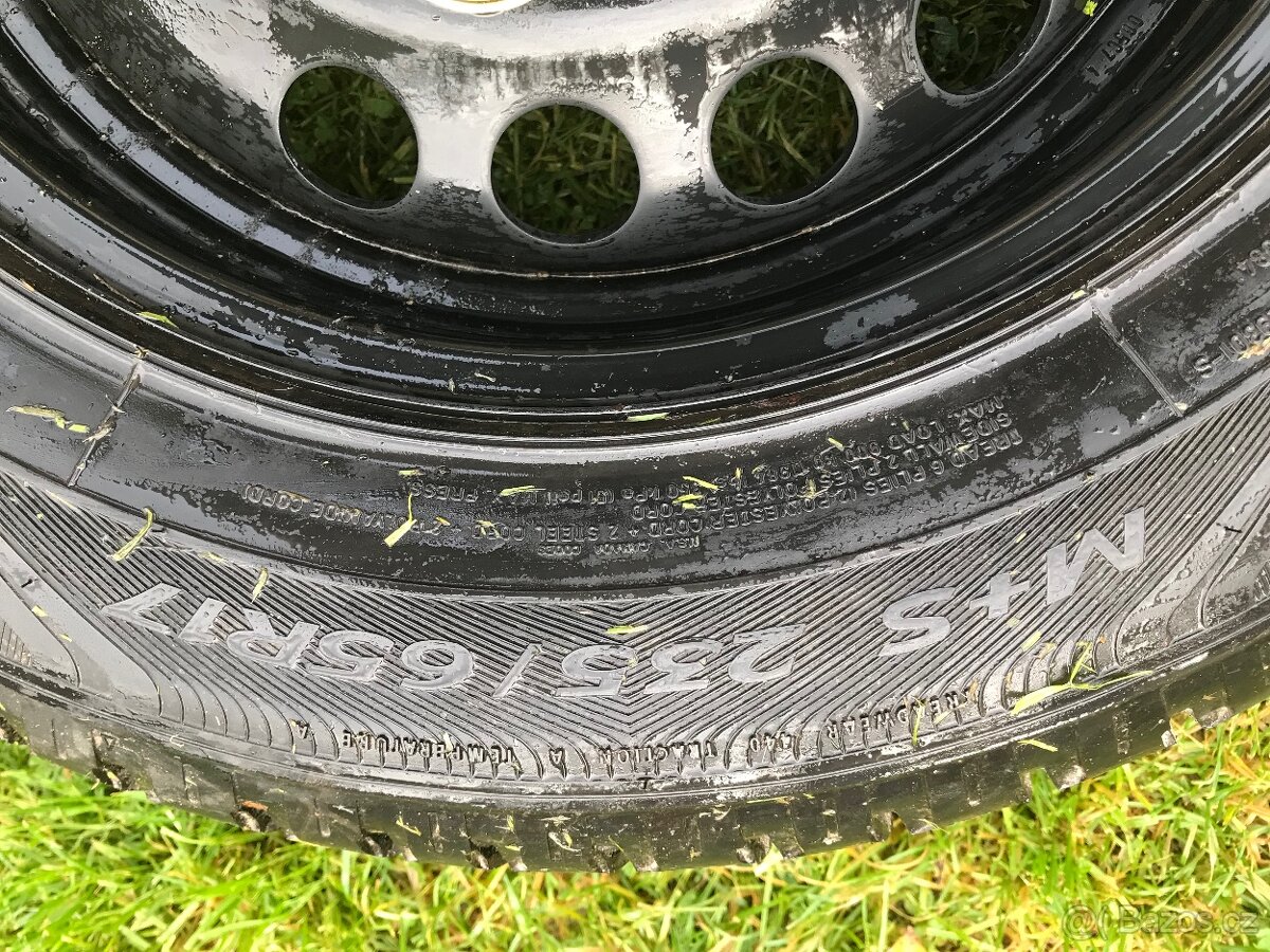 235/65 R17 104V