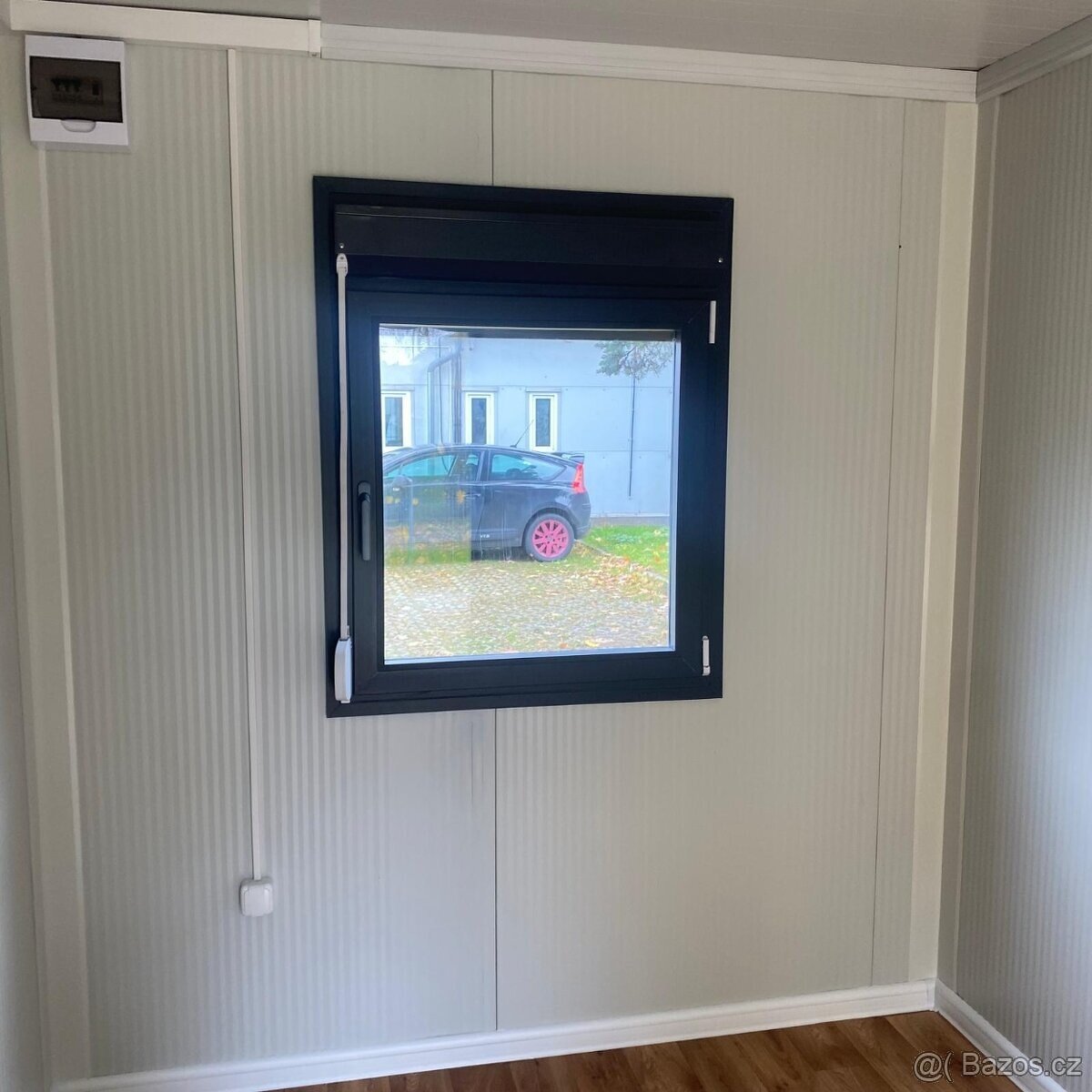 Prodejní kontejner o rozměru 2,4 x 4 m s roletou - 5