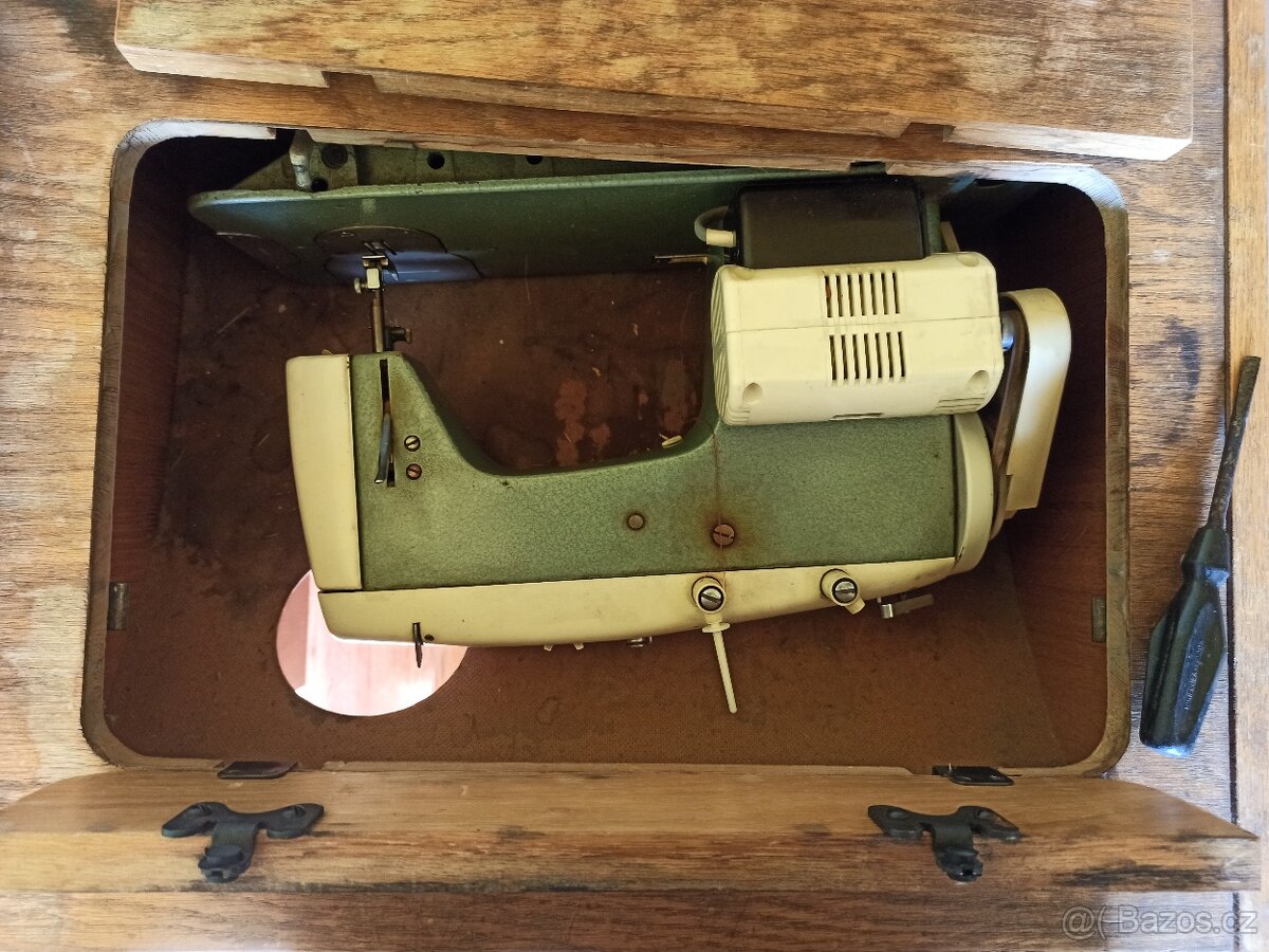 Stůl s šicím strojem - 5