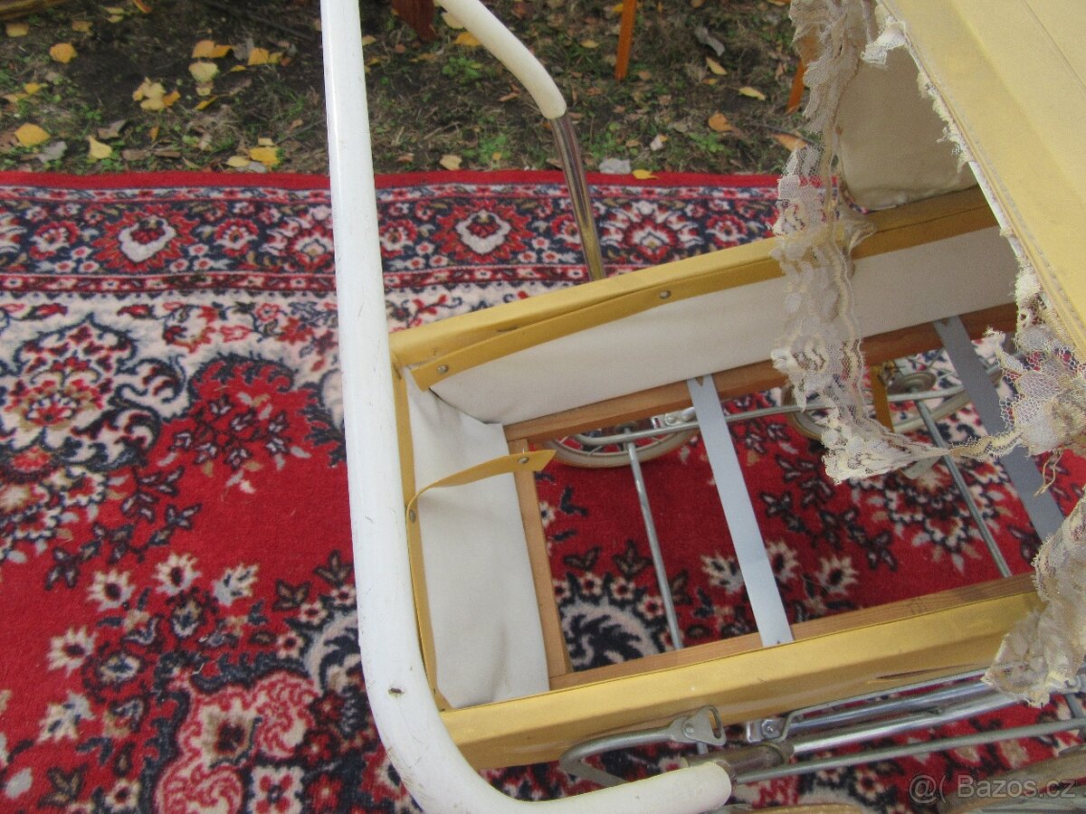 Nabízím historický kočárek pro panenky. Původní stav. Jen c - 5