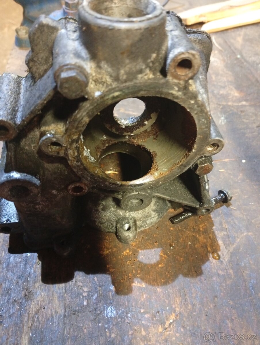 Příruba (pouzdro) vodní pumpy Sprinter 312, 212, 412, atd. - 5