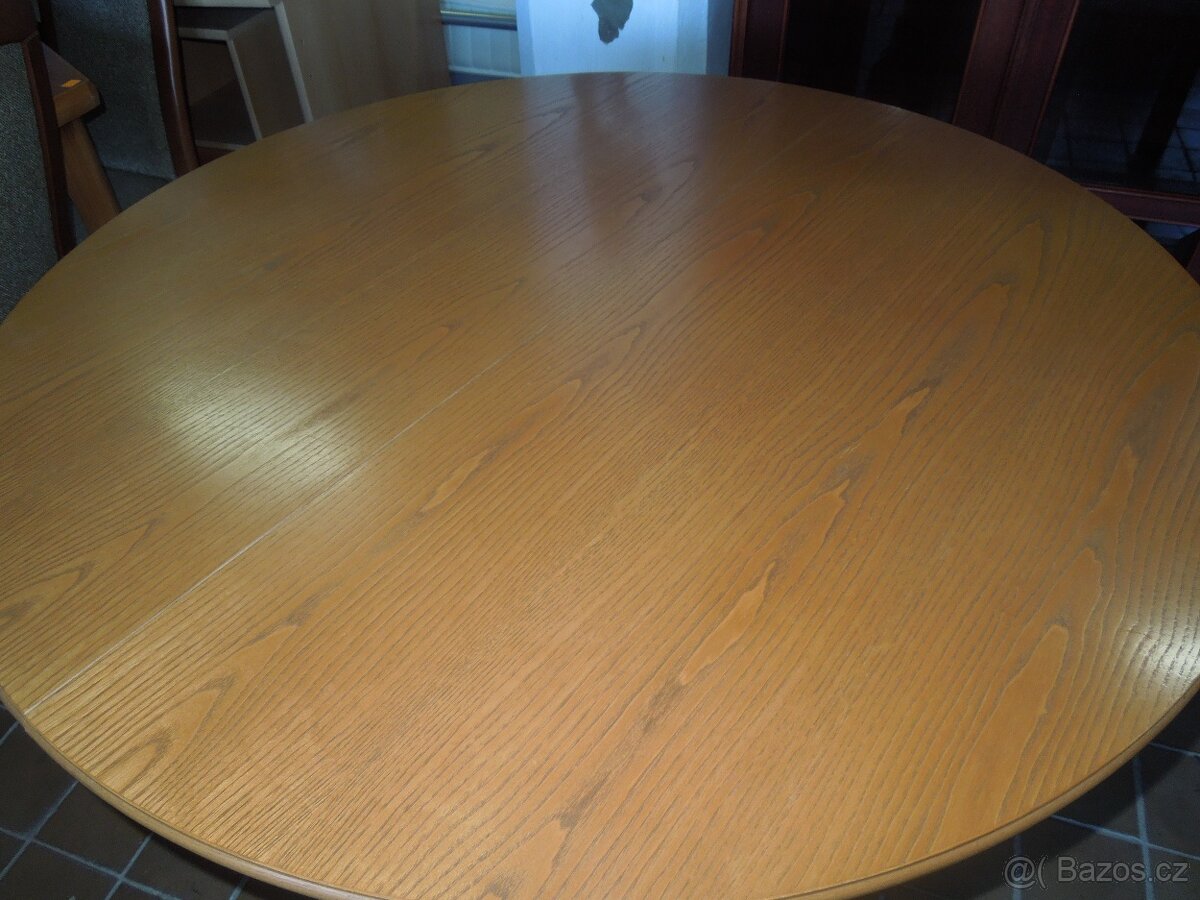 kulatý stůl a 5 židlí - 5