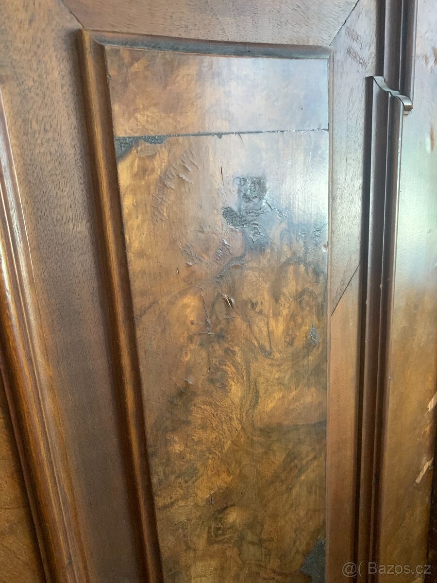 Vyřezávaná historická dřevěná skříň - 5