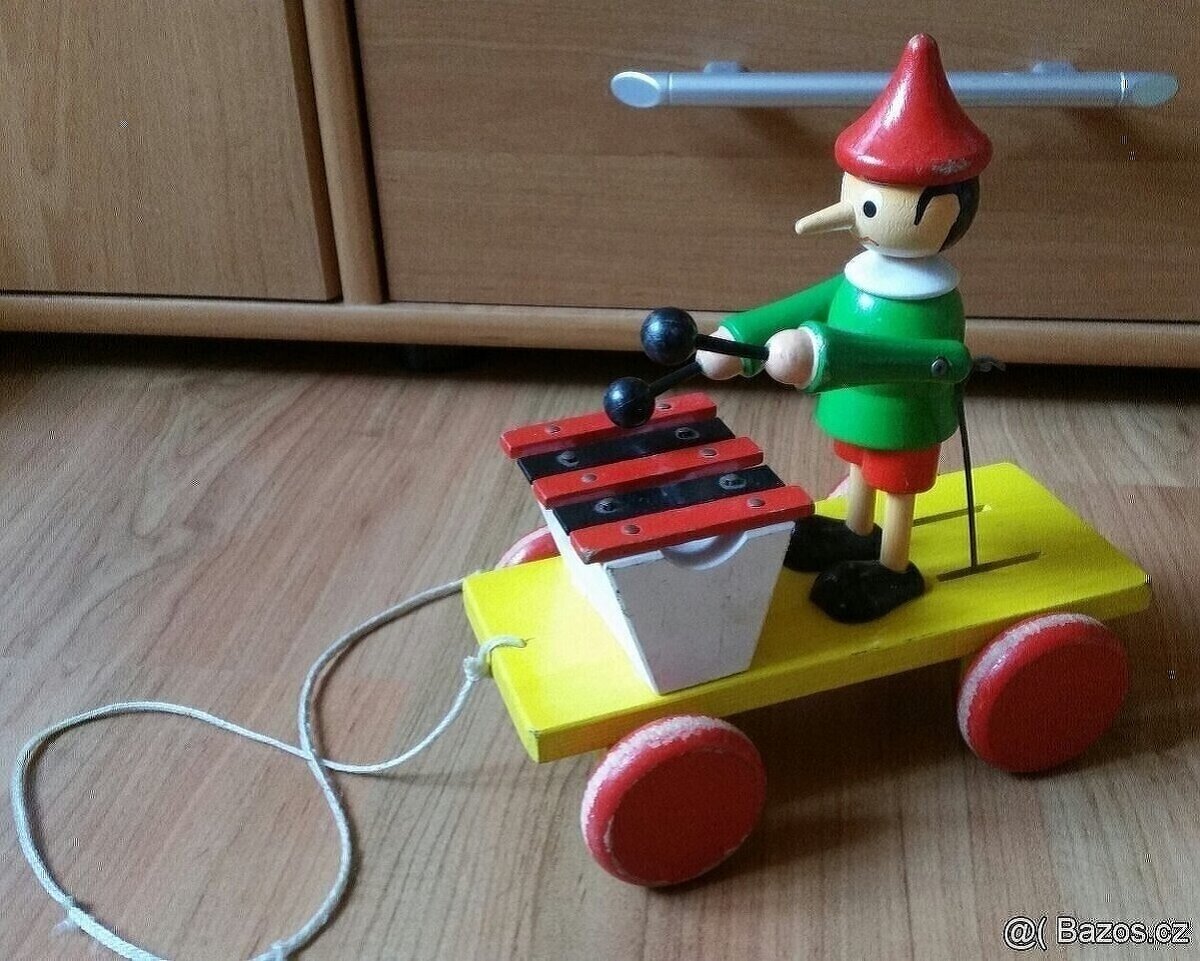 Stará tahací,cinkací,dětská hračka,lezoucí panenka na klíček - 5