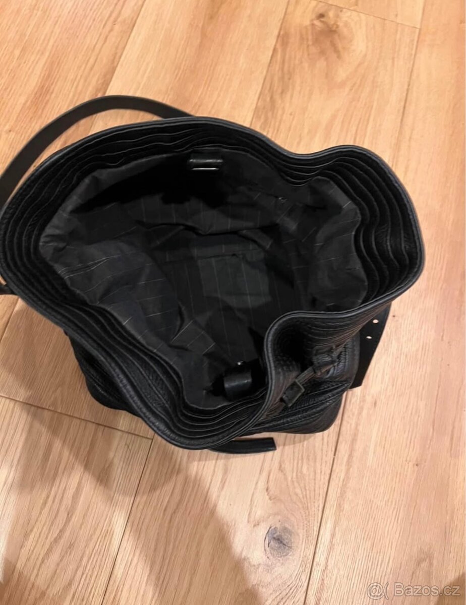 Černá kožená crossbody kabelka značky Majo - 5