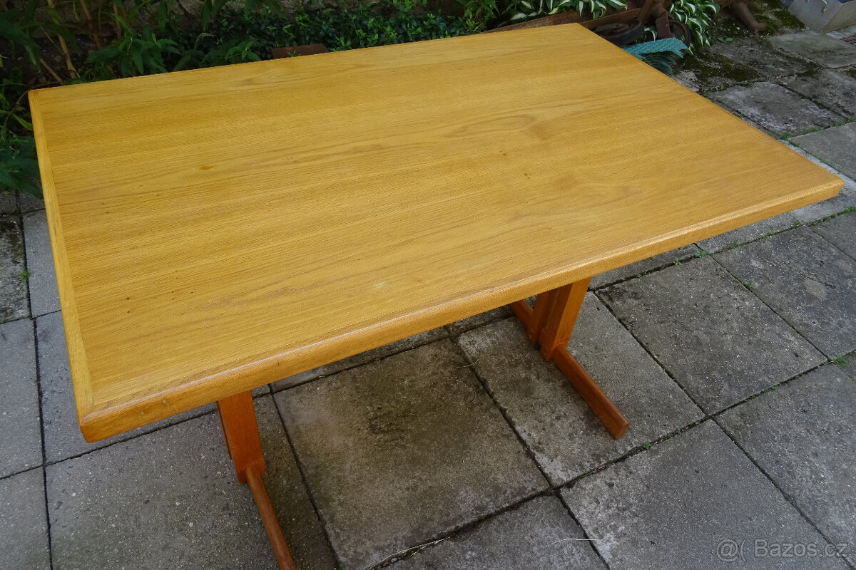 Stůl, 4 židle a 1 stolička - 5