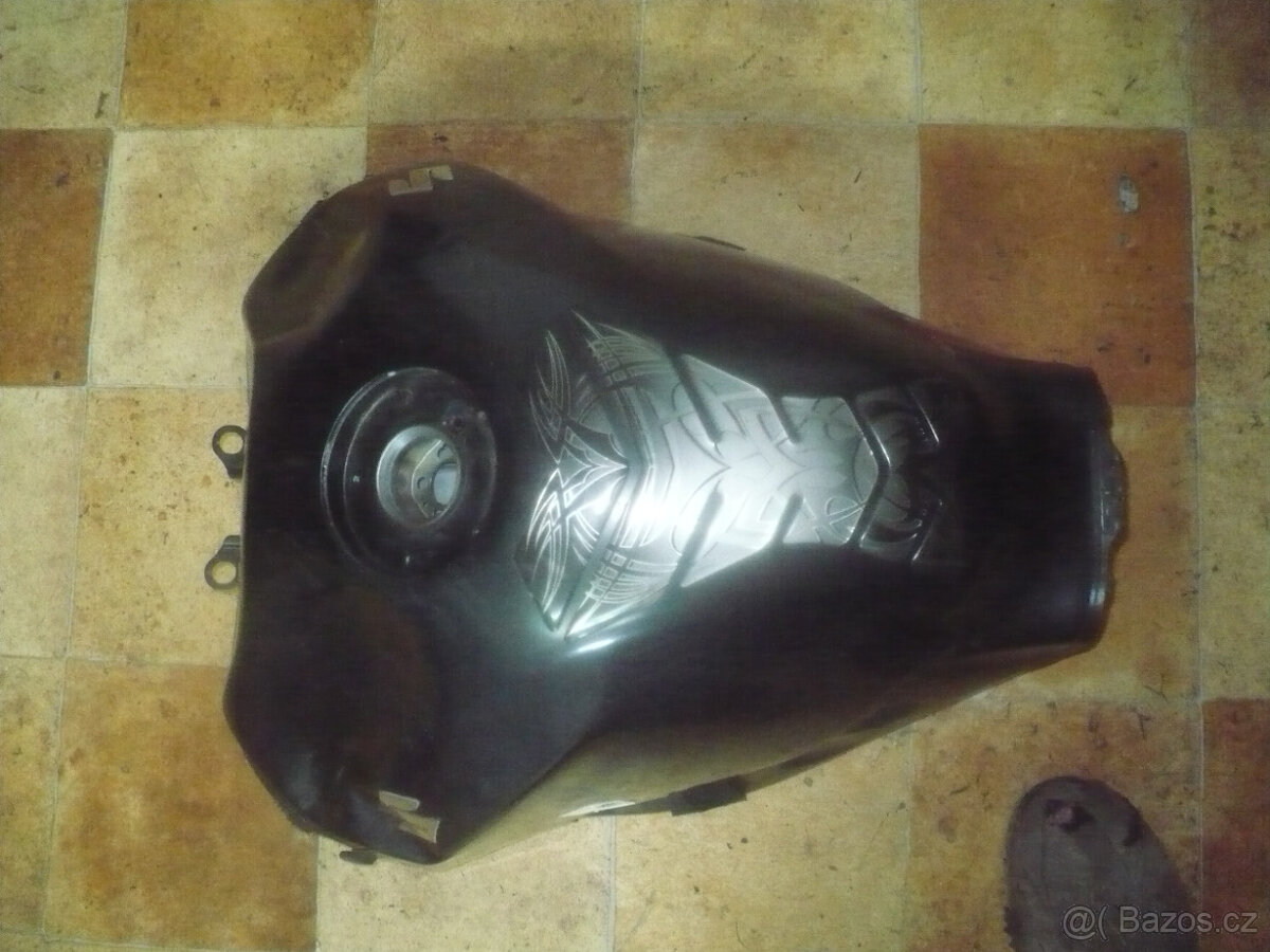 Suzuki GSR 600 r. 07 - díly - 5