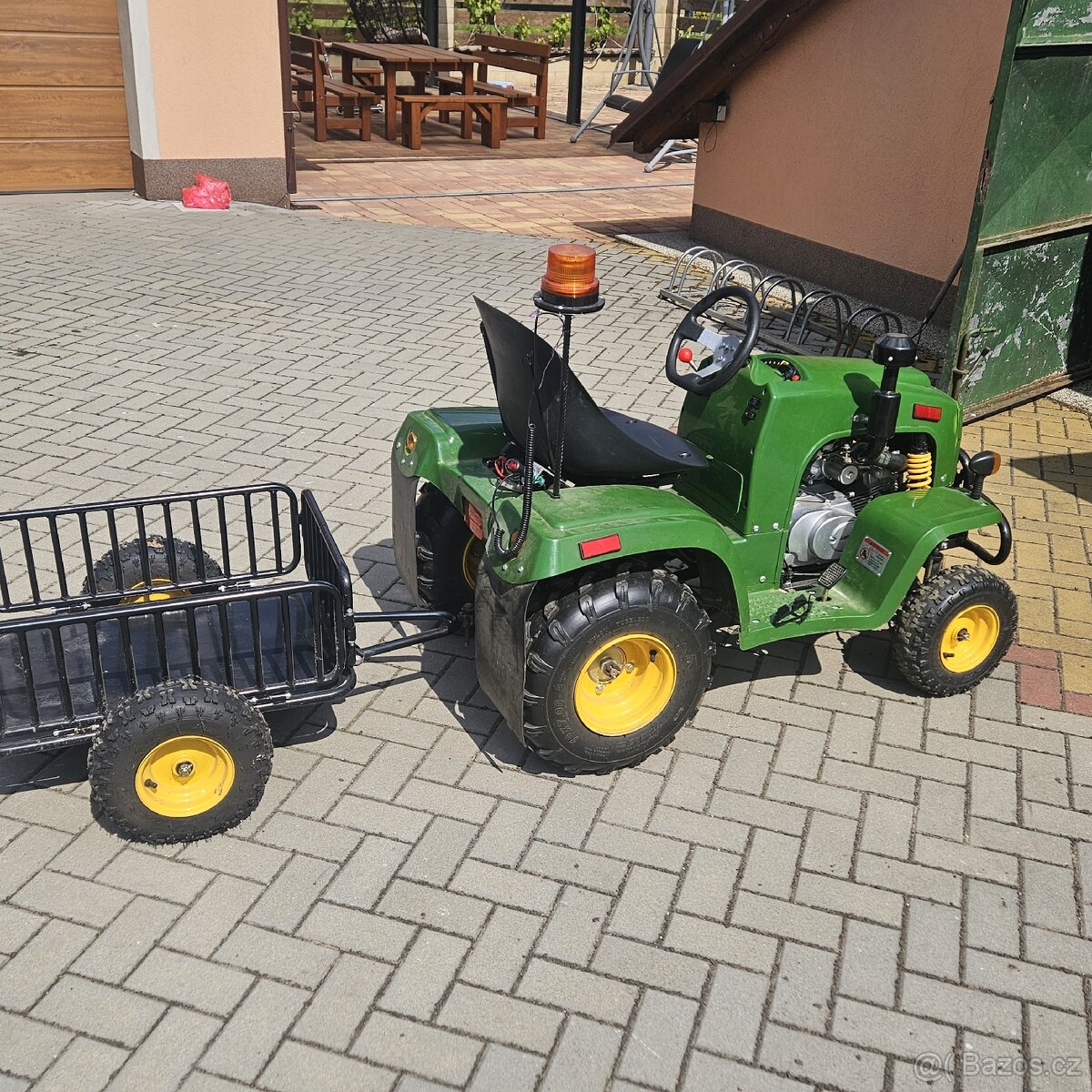 Dětský čtyřtaktní traktor