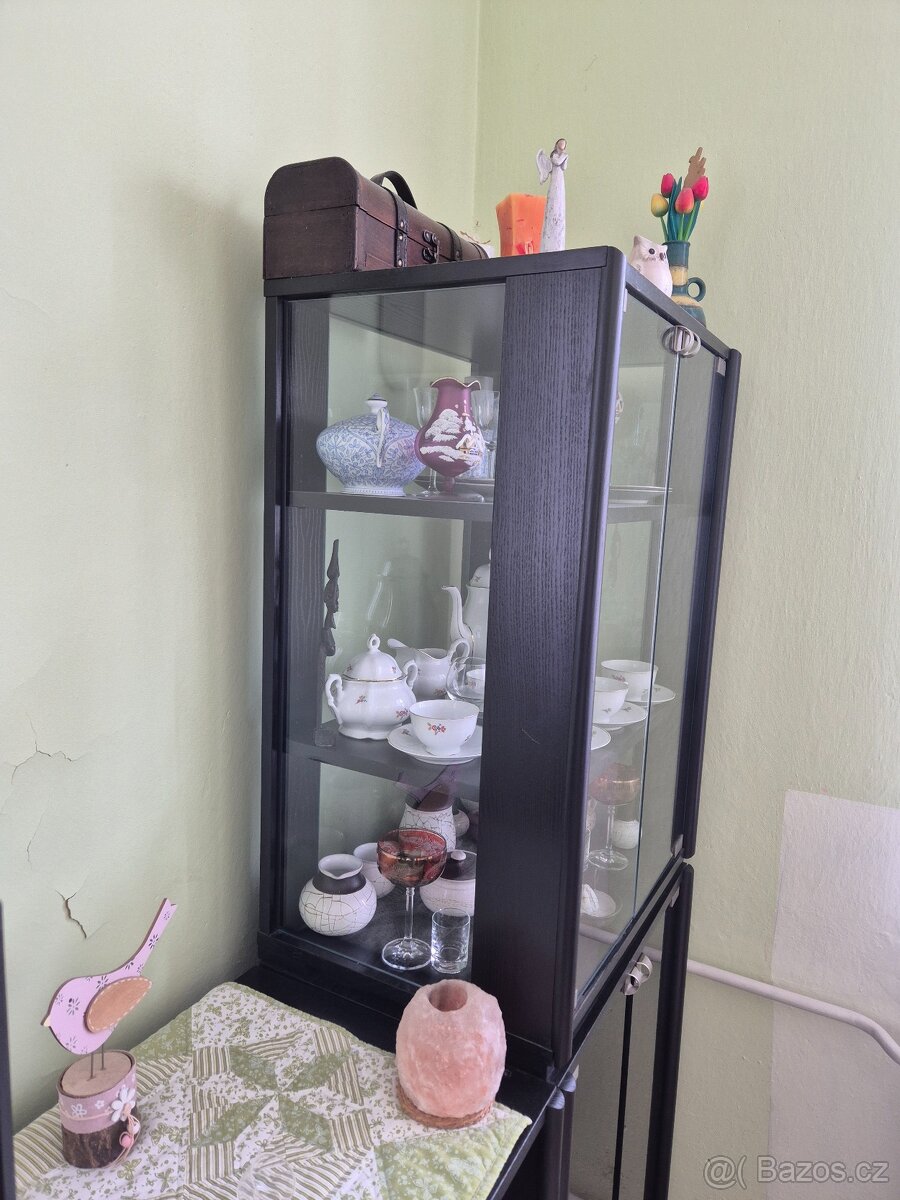 Černá obývací stěna s vitrínou - 5