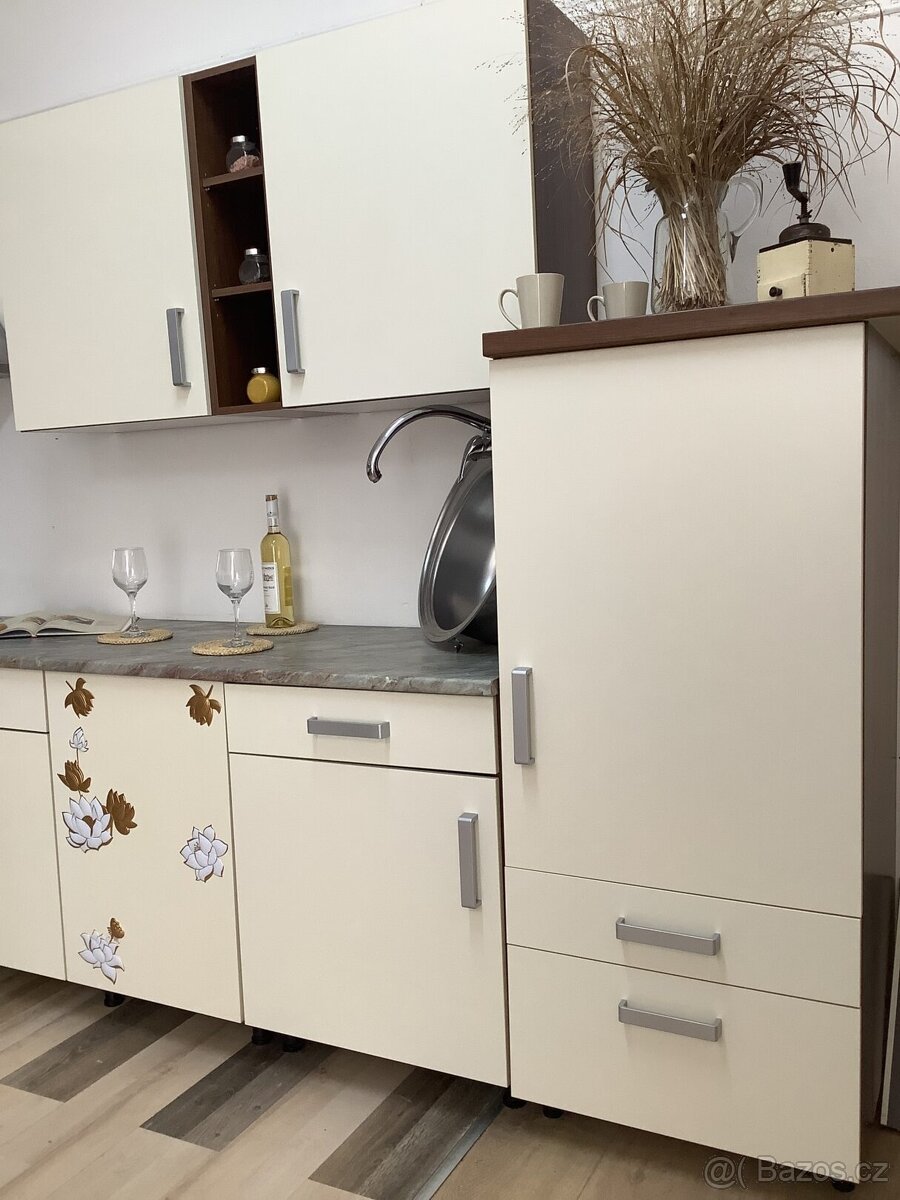 Světlá moderní kuchyně IRMA - 5