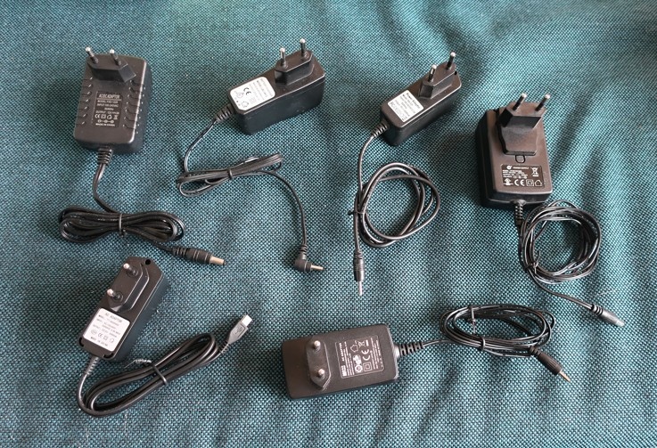 "Šuplíkové" síťové, USB, auto nabíječky a sluchátka vše OK - 5