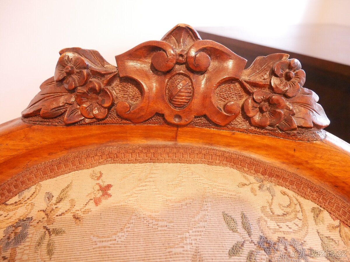 Půvabná secesní řezbovaná křesílka z masivu s květinami,2 ks - 5