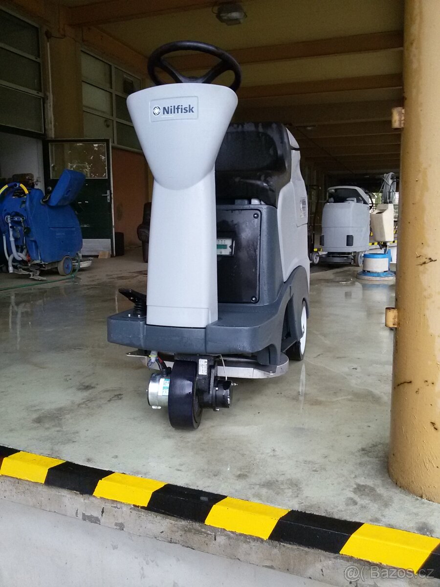Podlahový mycí stroj Nilfisk BR 601 se sedící obsluhou - 5