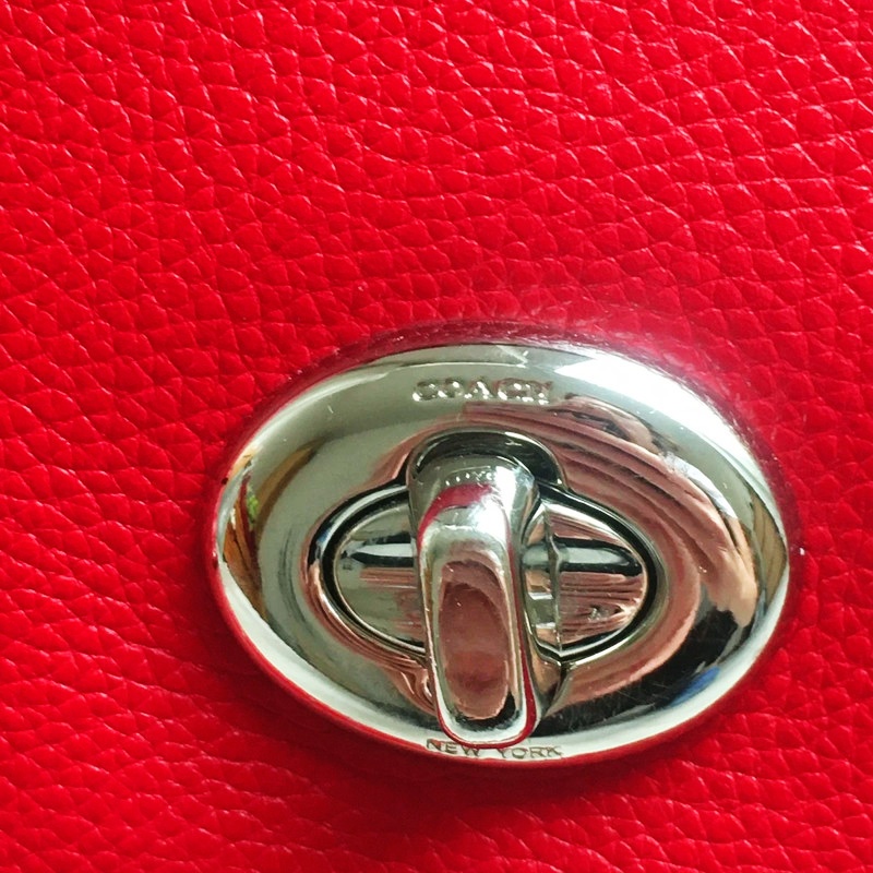 Sytě červená kabelka Coach - 5