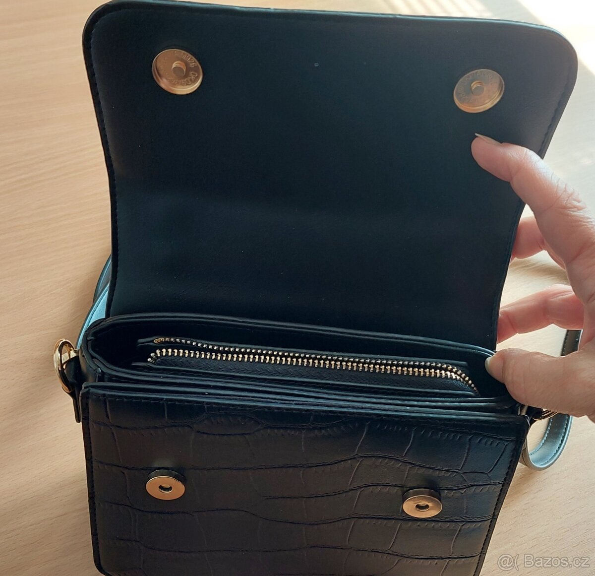 Prodám menší černou kabelku - 5