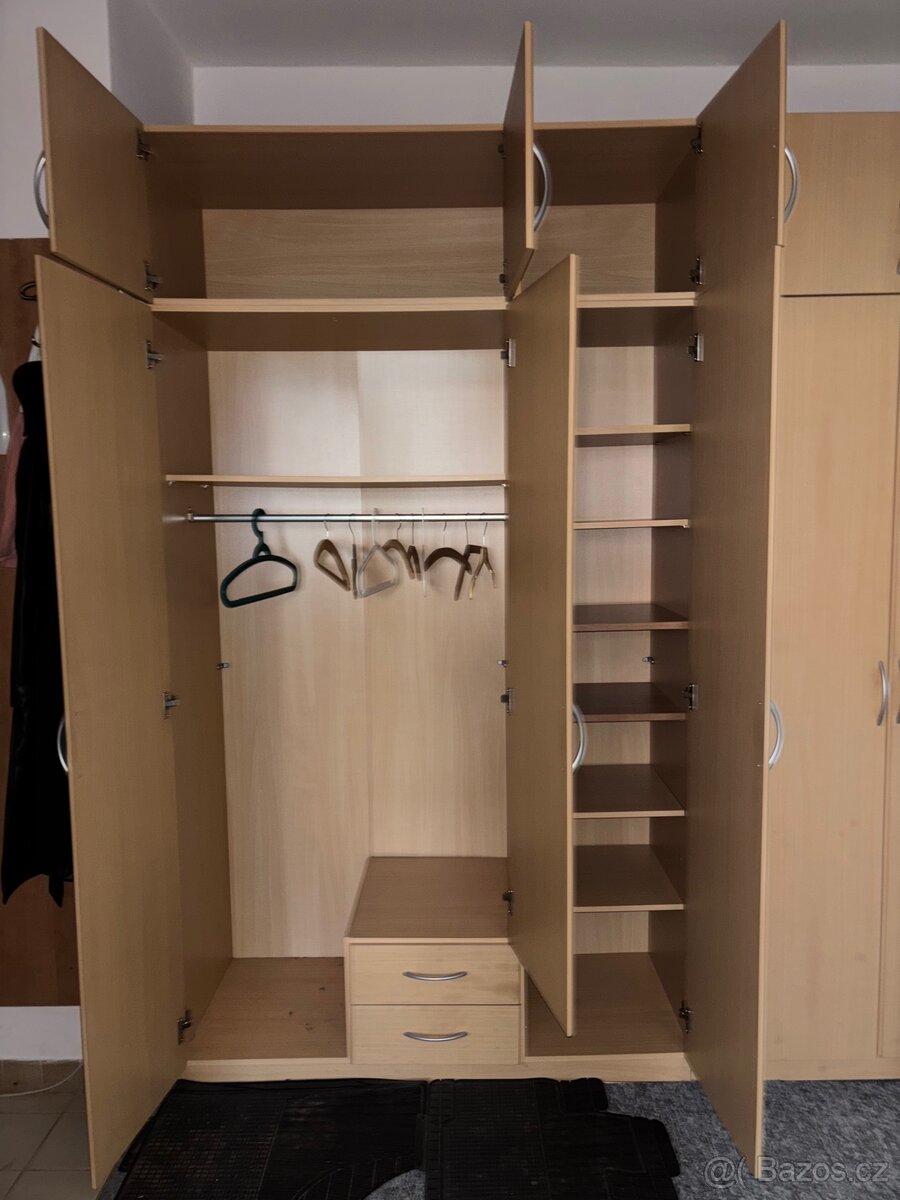 Velká šatní skříň – světlé dřevo, hodně úložného prostoru - 5