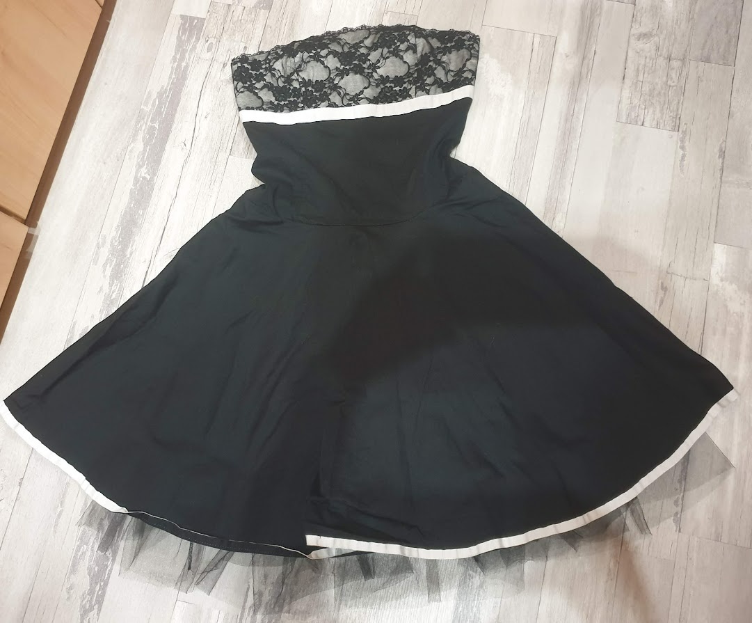 Krásné černé šaty bez ramínek - 5