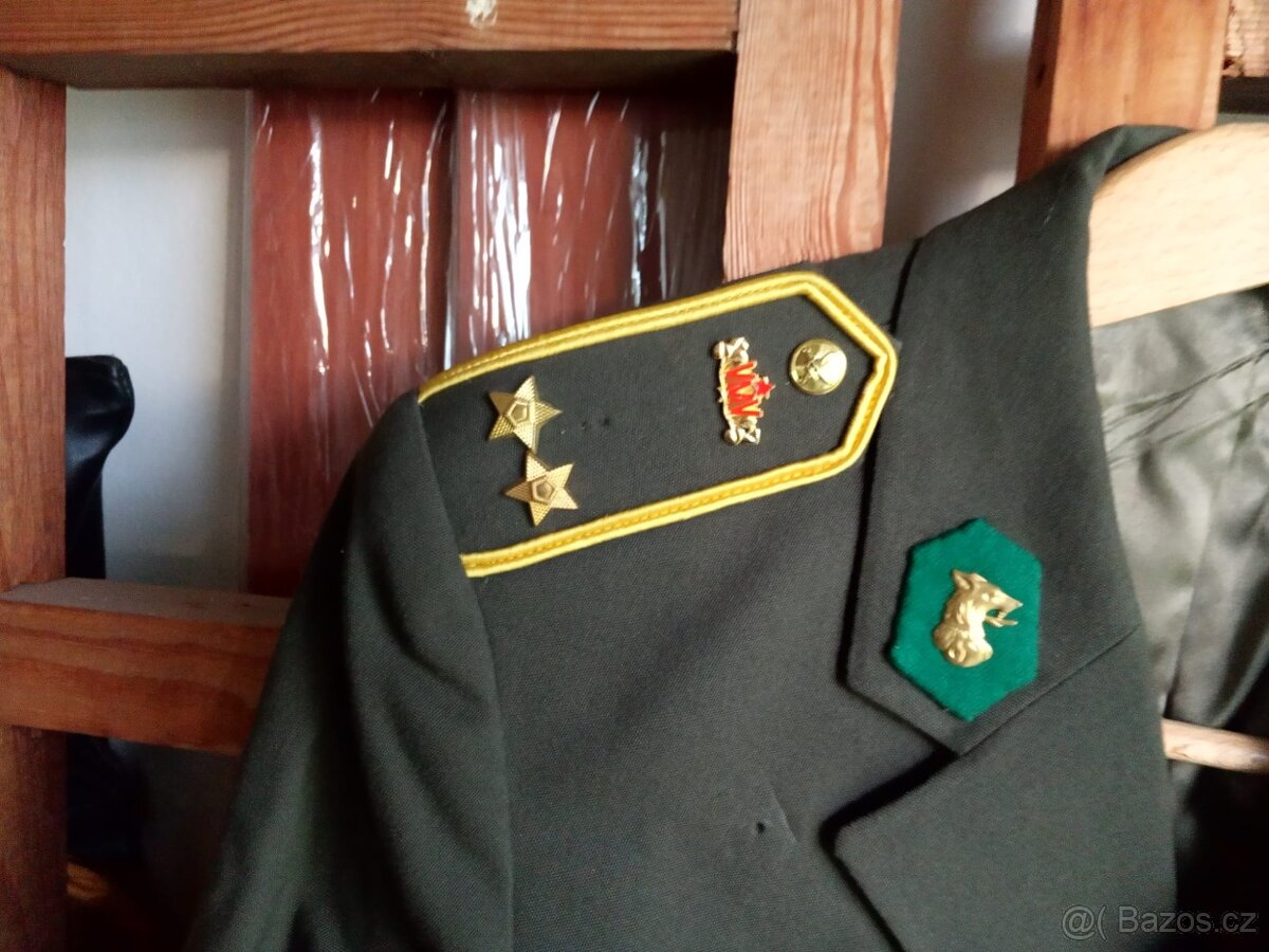 Vojenské uniformy v dobrém stavu - 5