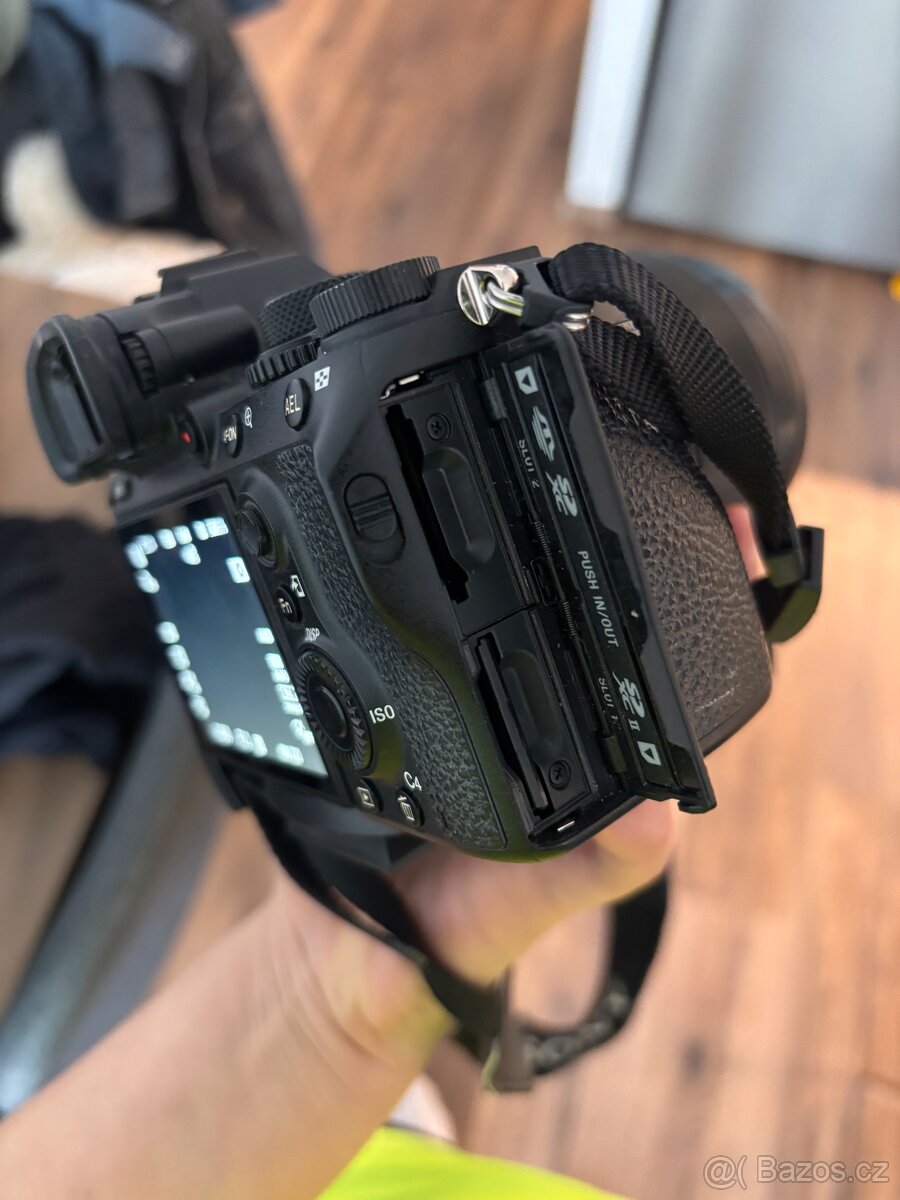 Sony A7 III + 3 objektivy + příslušen - 5