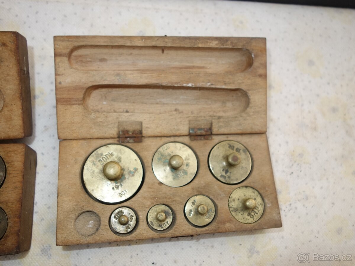 Dvě sady starých mosazných závažíček v krabičkách - 5