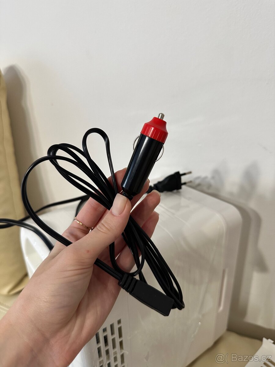 Mini kosmetická lednička s LED osvětlením - 5