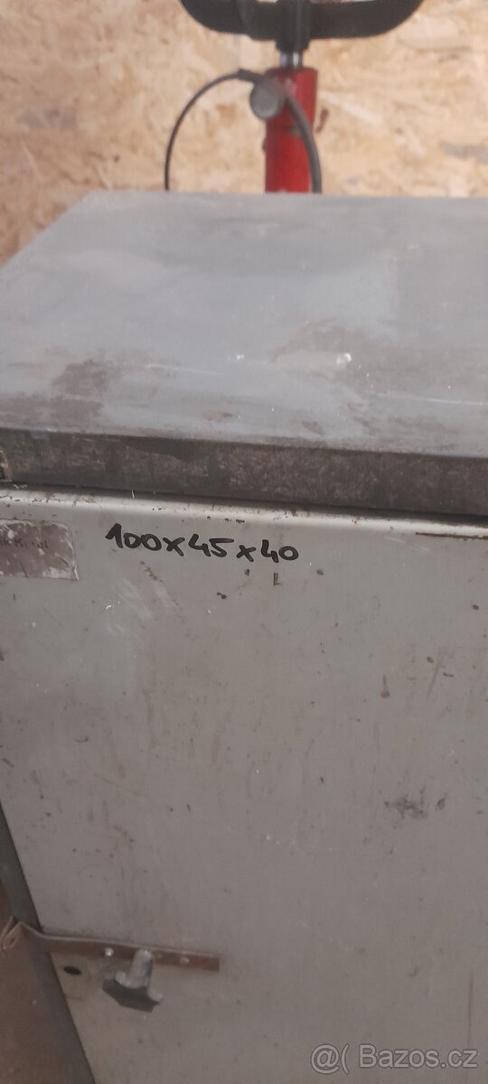 Regaly a skříně - 5