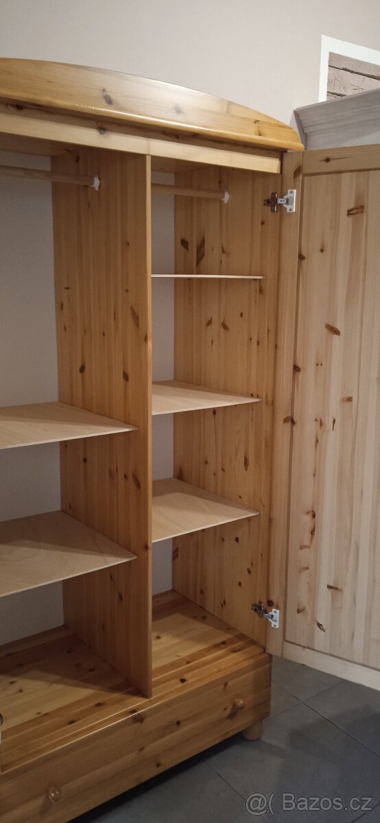 Dřevěná borovicová šatní skříň - 5