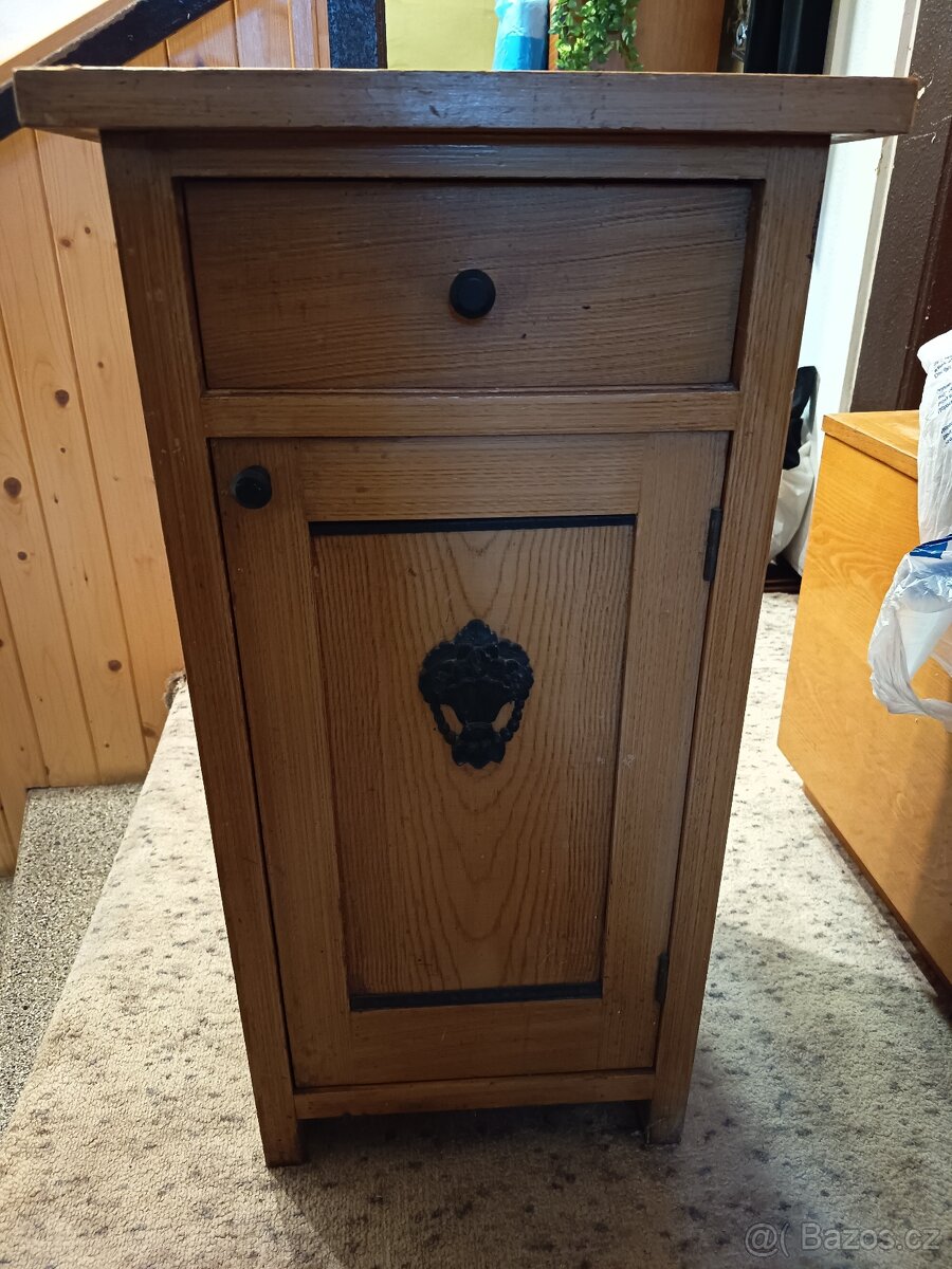 Zachovalé starožitné skříně + noční stolky - 5