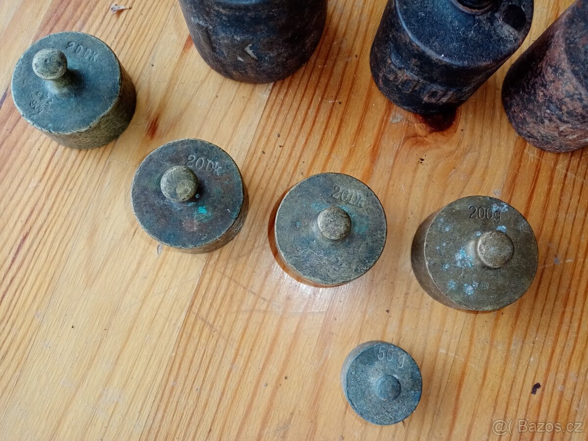 8 ks závaží a váhová miska - 5