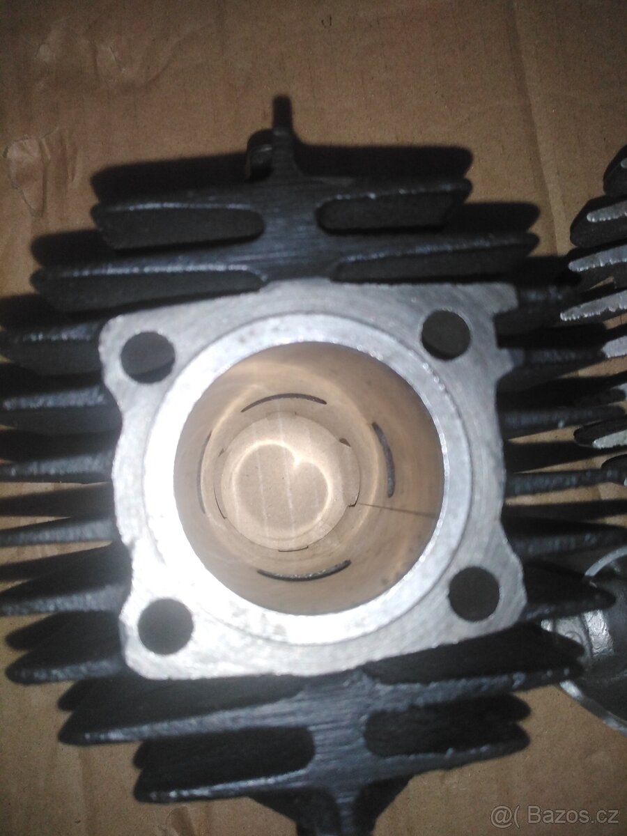 Prodám válec hlavu 550 555. - 5