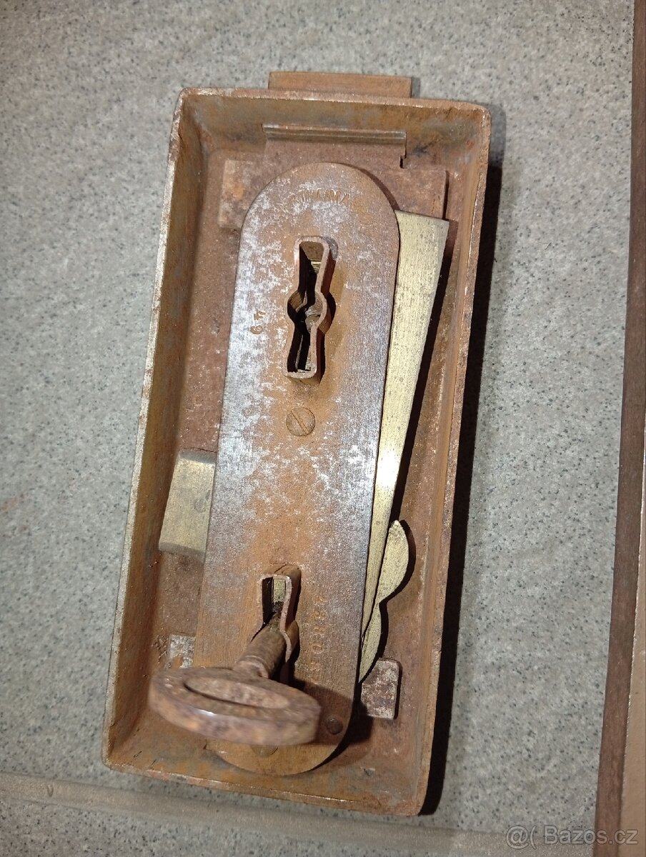 Staré dvířka od bezpečnostní schránky - 5