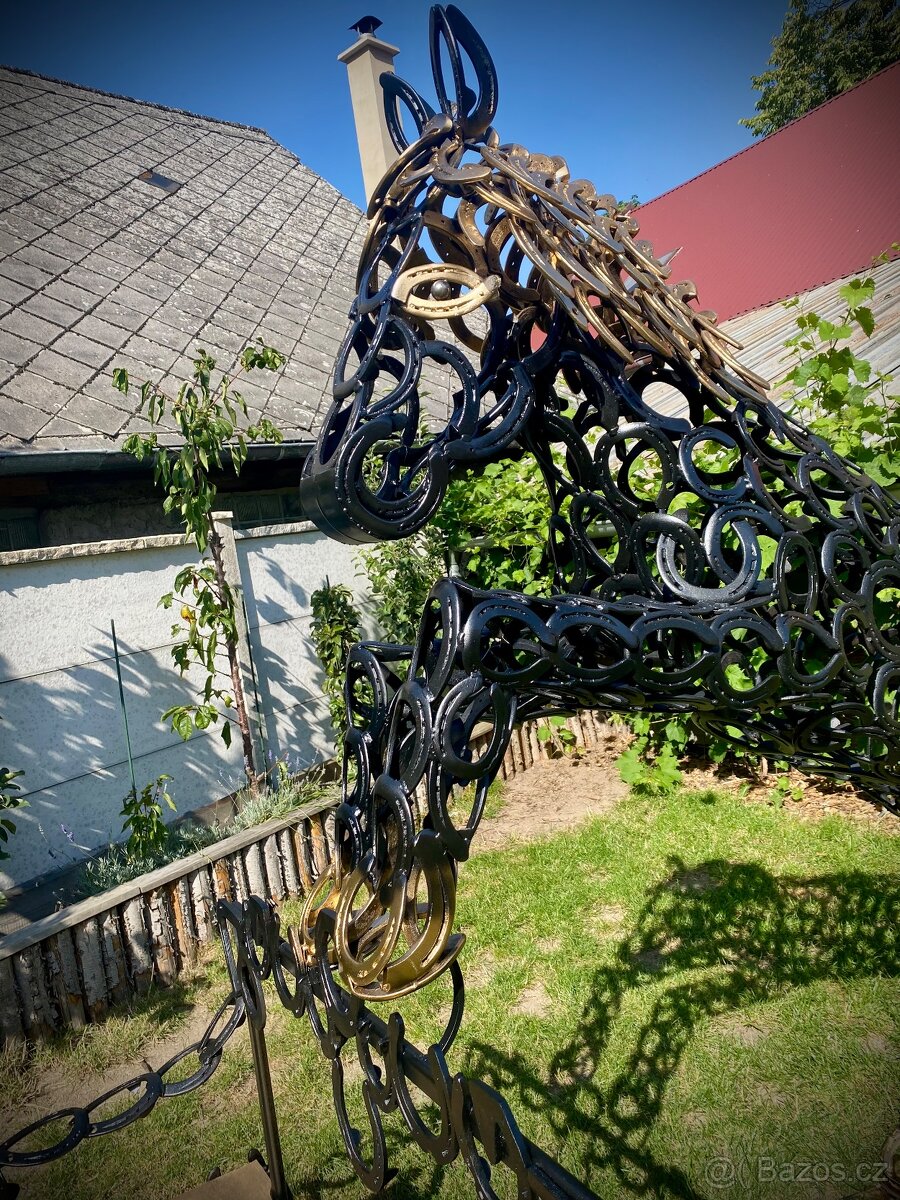 Koně z podkov v životní velikosti - 5