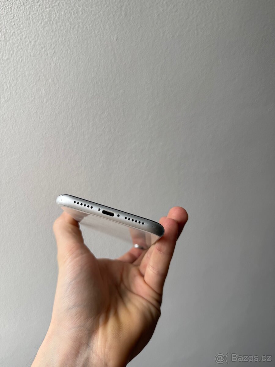 iPhone XR 64gb 74% baterie - 5