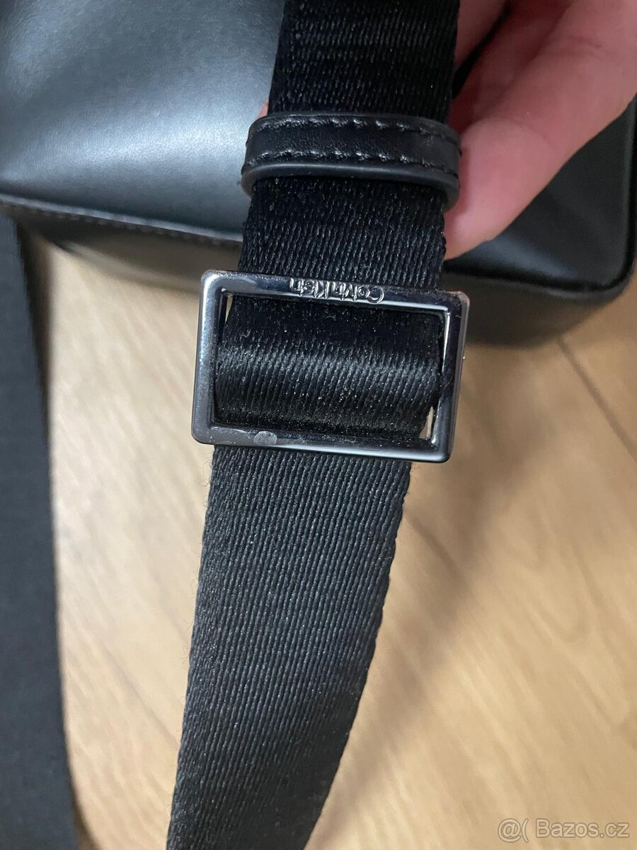 Calvin Klein crossbody taška - 5